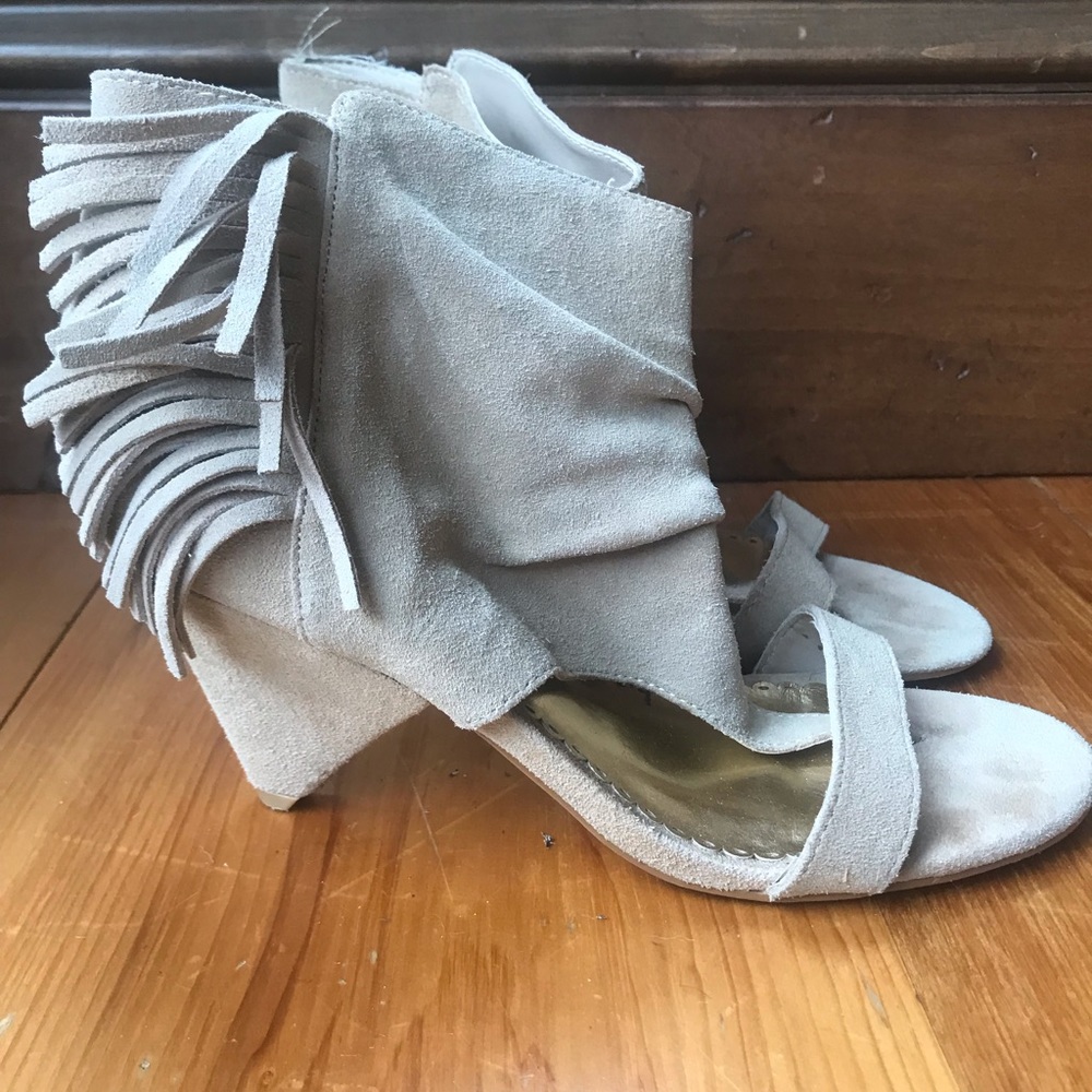 Bebe fringe suede tan sandals booties 6